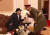 김정은 국무위원장이 지난 8일 북한군 창건 75주년을 기념해 열린 열병식에 앞서 귀빈실에서 군 관계자의 설명을 듣고 있는 모습. 오른 손목을 뒤틀어 몸 방향으로 누르는 모습을 보이고 있다. 북한 대외용 선전매체 메아리 유튜브 계정 캡처