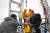 연구팀이 스웨이츠 빙하에 구멍을 뚫고 해저탐사 로봇을 내려보내는 모습. 로이터=연합뉴스