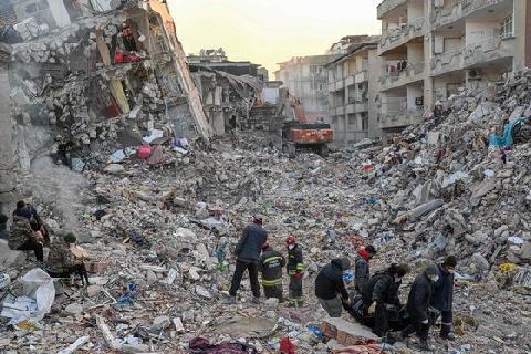 [단독] 현지교수 지진 증언 "집 가기 겁나…10만명 사망 얘기도"