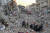 14일 튀르키예 남동부 하타이주에서 사람들이 지진으로 인해 무너진 건물 잔해에서 발견된 시신을 가방에 넣어 이동하고 있다. AFP=연합뉴스 