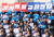 더불어민주당 의원들과 지지자들이 17일 오전 서울 여의도 국회 본청 앞 계단에서 윤석열정권 검사독재 규탄대회를 하고 있다. 장진영 기자 