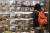 고물가에 외식 부담이 늘면서 대형마트 즉석조리 식품 수요가 늘고 있다. 16일 서울 시내 한 대형마트에서 시민들이 즉석조리 식품을 살펴보고 있다. 연합뉴스