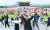 2019년 7월 서울 광화문광장에서 재외동포 대학생 모국연수 참가자 440여명이 태극기를 들고 '대한독립 만세'를 외치며 3.1운동 및 대한민국 임시정부 수립 100주년 기념 퍼포먼스를 벌이는 모습. 뉴스1.