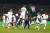 바르셀로나 마르코스 알론소(오른쪽 셋째)가 맨유와의 유로파리그 플레이오프에서 헤딩 선제골을 터트리고 있다. AP=연합뉴스