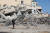 지진 피해가 컸던 튀르키예 남부 가지안테프에서 한 남성이 16일 지진으로 무너진 건물을 사진촬영하고 있다. AFP=연합뉴스