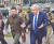 볼로디미르 젤렌스키 우크라이나 대통령(왼쪽)이 지난해 4월 수도 키이우를 방문한 보리스 존슨 당시 영국 총리(오른쪽)와 함께 시가지를 걷고 있다. AFP=연합뉴스