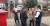 최일(오른쪽 두번째) 영국 주재 북한 대사가 지난 16일(현지시간) 영국 북한대사관 앞에서 시위하는 탈북민들에게 항의하러 나왔다가 현지 경찰들에게 제지당하고 있다. 사진 김주일 국제탈북민연대 사무총장