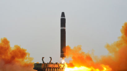 북한 “‘화성-15형’ 발사. 고도 5768㎞, 989㎞ 비행”