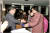 최종현 선대회장이 한국고등교육재단 장학생에게 장학증서를 수여하는 모습. [중앙포토]