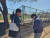 교도통신의 고니시 케이조 기자(왼쪽)가 19일(한국시간) 미국 애리조나주 투손의 야구국가대표팀 훈련장을 찾아 KBO 관계자와 이야기를 나누고 있다. 투손(미국 애리조나주)=고봉준 기자