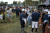 지난 19일 호주 시드니 블랙타운 야구장에서 두산 선수단에게 사인을 받기 위해 모인 현지 교민들. 사진 두산 베어스