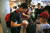 지난 18일 호주 시드니 블랙타운 야구장에서 현지 교민들에게 사인을 해주고 있는 두산 허경민. 사진 두산 베어스 