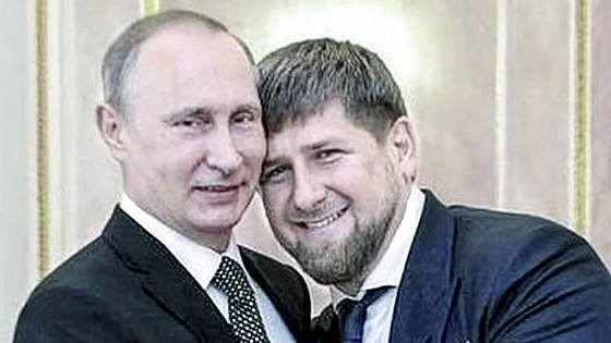  블라디미르 푸틴(왼쪽) 러시아 대통령과 람잔 카디로프 체첸 공화국 수장이 다정한 모습으로 사진을 촬영하고 있다. 사진 카디로프 SNS 캡처