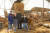 청년 농부 한태웅(왼쪽에서 셋째)이 소중 학생기자단에게 소 축사·닭 방목장·농사를 짓는 논밭·농기계 등을 소개해줬다.