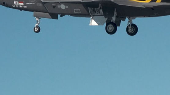 한국형 전투기 KF-21 '보라매' 4호기도 비행 성공…첫 복좌 시제기