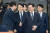 이재명 더불어민주당 대표가 21일 서울 여의도 국회에서 열린 의원총회에 참석하며 의원들과 인사하고 있다. 뉴스1