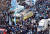  거리로 나간 민주당원과 민주당 지지자들. 한국 정치의 극단적 분열을 상징하는 장면이다. / 사진:연합뉴스