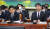 김주현 금융위원장(왼쪽)과 이복현 금융감독원장이 21일 국회 정무위원회에서 질의를 듣고 있다. 연합뉴스