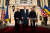 조 바이든 미국 대통령이 20일 우크라이나 키이우를 깜짝 방문해 마린스키궁에서 볼로디미르 젤렌스키 대통령과 부인 올레나 젤렌스카 여사의 기념 촬영을 하고 있다. 로이터=연합뉴스