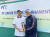 콜카타 주니어 대회 우승 트로피를 든 김장준(왼쪽)과 이형택 감독. 사진 오리온 테니스단