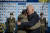 지난 20일(현지시간) 우크라이나 수도 키이우의 우크라이나군 전몰 장병 사진이 붙은 추모벽 앞에서 조 바이든 미국 대통령과 볼로디미르 젤렌스키 우크라이나 대통령이 작별의 포옹을 하고 있다. AP=연합뉴스 