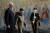 조 바이든 미국 대통령과 볼로디미르 젤렌스키 우크라이나 대통령이 20일 키이우 시내 성 미카엘 성당 앞을 거닐고 있다. 로이터=연합뉴스
