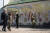 우크라이나 침공 1년을 앞둔 20일(현지시간) 수도 키이우를 방문한 조 바이든 미국 대통령(왼쪽)과 볼로디미르 젤렌스키 대통령이 공습 피해를 본 성 미하일 황금돔 성당을 방문했다. [AP=연합뉴스]