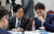 김주현 금융위원장(왼쪽)과 이복현 금융감독 원장이 15일 비상경제민생회의에 참석해 대화하고 있다. [사진 대통령실]