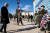 바이든 대통령이 20일 우크라이나 수도 키이우를 깜짝방문해 전사한 장병들의 사진이 걸린 '기억의 벽'에 헌화하고 있다. 가운데는 젤렌스키 우크라이나 대통령. 연합뉴스