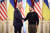 조 바이든 미국 대통령(왼쪽)이 20일(현지시간) 우크라이나 수도 키이우를 깜짝 방문해 볼로디미르 젤렌스키 대통령을 만났다. AFP=연합뉴스