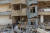 지난 20일(현지시간) 튀르키예 남동부 하타이주 안타키아 한 건물 잔해에서 물건을 꺼내고 있는 주민들. 로이터=연합뉴스