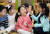 지난달 30일 광주 북구청 직장어린이집에서 아이들이 마스크를 벗은 친구들의 얼굴을 마주하고 기뻐하고 있다. 연합뉴스