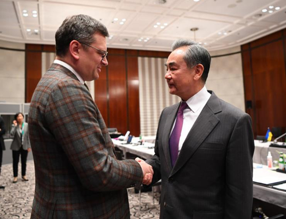 지난 18일 독일 뮌헨안보회의(MSC)에서 드미트로 쿨레바 우크라이나 외교장관을 만난 왕이 중국 중앙정치국 위원 사진 주우크라이나 중국대사관 홈페이지 캡처