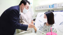 소아과 의사 만난 尹 "정부 정책 잘못…정말 뵐 면목이 없다"