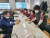 강원 횡성군의 한 경로당에서 '스마트폰 활용법'에 대한 교육을 받고 있는 교육생들 모습. 채동하씨 제공