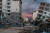 한 주민이 지진으로 폐허가 된 건물 사이를 걷고 있다. AFP=연합뉴스