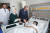 레제프 타이이프 에르도안 튀르키예 대통령과 영부인이 22일(현지시간) 앙카라대학병원에서 치료 중인 지진 부상자를 찾아 위로하고 있다. AFP=연합뉴스
