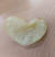 슈퍼마켓 직원 돈 사가르가 발견한 하트 모양의 감자칩. 사진 트위터 캡처