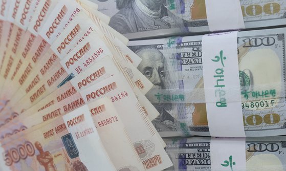 러시아의 '달러·유로' 이탈 가속…수출결제서 87%→53% 급감 | 중앙일보