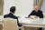 블라디미르 푸틴 러시아 대통령(오른쪽)이 22일 크렘린궁에서 중국의 왕이 위원과 가깝게 마주 앉아 대화를 나누고 있다. AP=연합뉴스