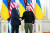 조 바이든 미국 대통령(왼쪽)이 2월 20일 우크라이나 키이우를 예고 없이 방문해 볼로디미르 젤렌스키 우크라이나 대통령(오른쪽)과 악수하고 있다. 로이터=연합뉴스