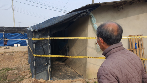 불법체류 태국인 부부가 숨진 전북 고창군 주택을 살펴보는 마을주민. 연합뉴스
