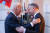 21일 폴란드를 찾은 조 바이든 미국 대통령(왼쪽)이 안제이 두다 폴란드 대통령을 만난 모습. UPI=연합뉴스