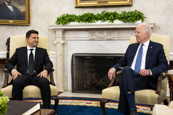 조 바이든(오른쪽) 대통령이 2021년 9월 1일 워싱턴 DC 백악관 집무실에서 볼로디미르 젤렌스키 우크라이나 대통령과 만나고 있다. 우크라이나 전쟁으로 '트레이드 마크'가 된 군복 차림의 젤렌스키 대통령이 되기 전이다. UPI=연합뉴스