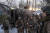 우크라이나 군인들이 지난 16일 우크라이나 동부 도네츠크주의 최대격전지인 바흐무트 인근에서 군용 차량 앞에 서 있다. 러시아군은 개전 1주년에 맞춰 바흐무트 함락을 원했지만, 우크라이나군은 결사항전하고 있다. 로이터=연합뉴스
