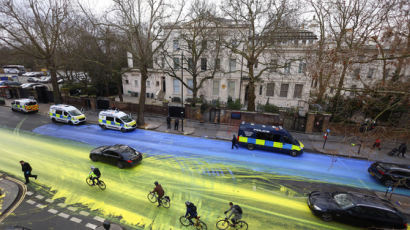 런던 러시아 대사관 앞 도로가 거대한 우크라 국기로…시위대 체포