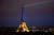 러시아의 우크라이나 침공 1년을 하루 앞둔 지난 23일(현지시간) 오후 프랑스 파리를 상징하는 에펠탑이 우크라이나 국기 색으로 빛나고 있다. 로이터=연합뉴스