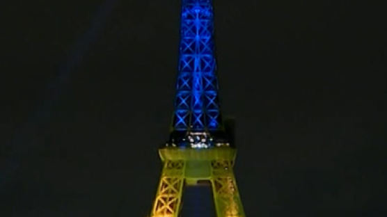 우크라 국기로 변신한 에펠탑…마크롱 "프랑스는 당신과 함께"