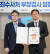 2023년 2월 17일 김진욱 공수처장(왼쪽)이 송창진 신임 부장검사에게 임명장을 주고 있다. 송 부장은 24일부터 수사3부장이 됐다. 연합뉴스
