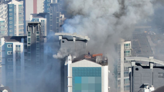 천안 15층 아파트서 화재…23명 긴급 구조, 12명 병원 이송 